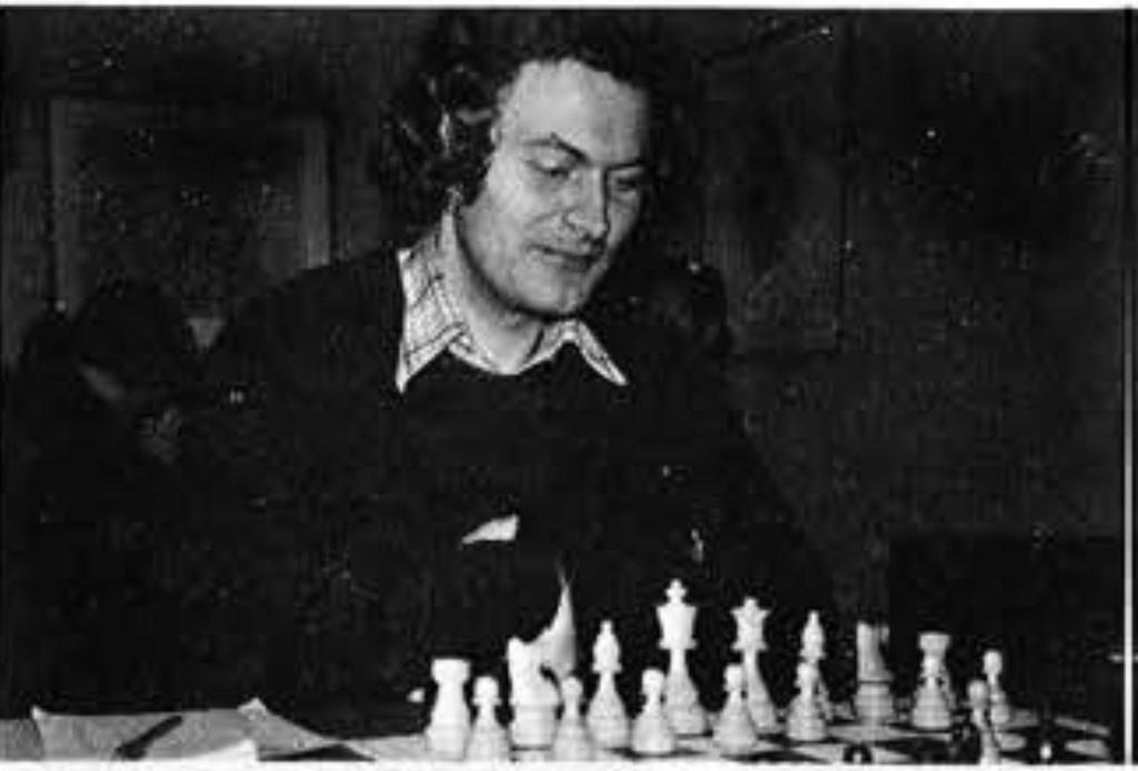 74.Obrona holenderska [A96] Helmers (Norwegia) 2345 Radford (Bermudy) 2200 1.Sf3 e6 2.g3 f5 3.Gg2 Sf6 4.0 0 Ge7 5.d4 0 0 6.c4 d6 7.Sc3 c6 8.b3 Se4 9.Gb2 Sd7 10.Se4 fe4 11.Sd2 d5 12.f3 e3 13.