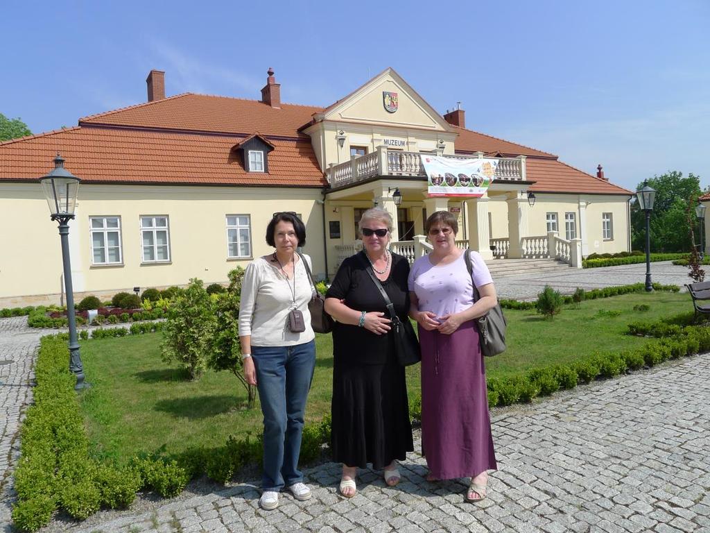 Fot. Aleksandra Rajm, Teodozja Hausner i Anna Ordyczyńska przed Muzeum Ziemi Leżajskiej Fot.