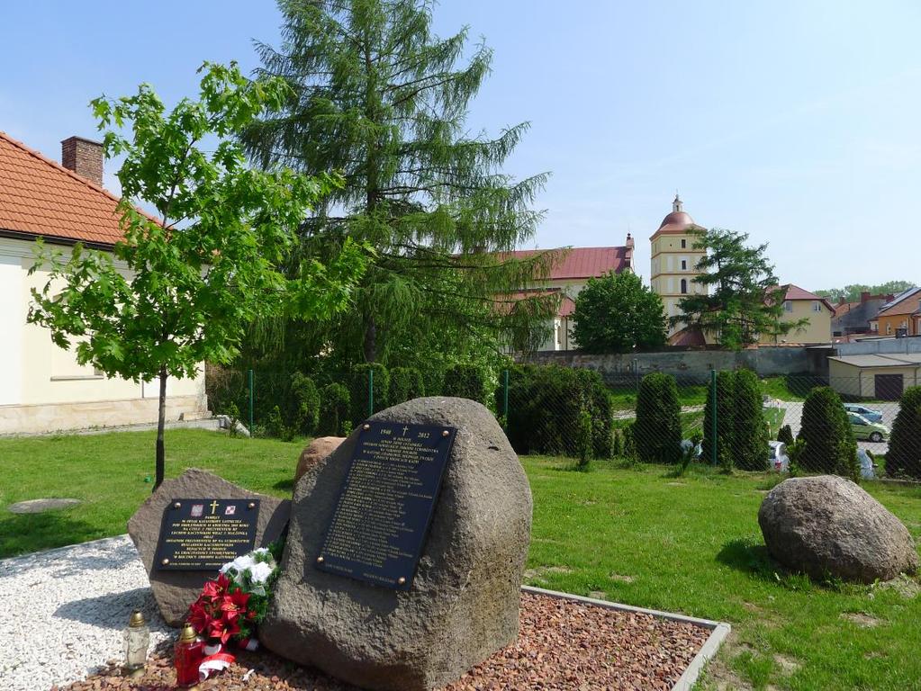 Dąb posadzono dla upamiętnienia ofiar katyńskich z terenu Ziemi Leżajskiej w ramach ogólnopolskiej akcji posadzenia