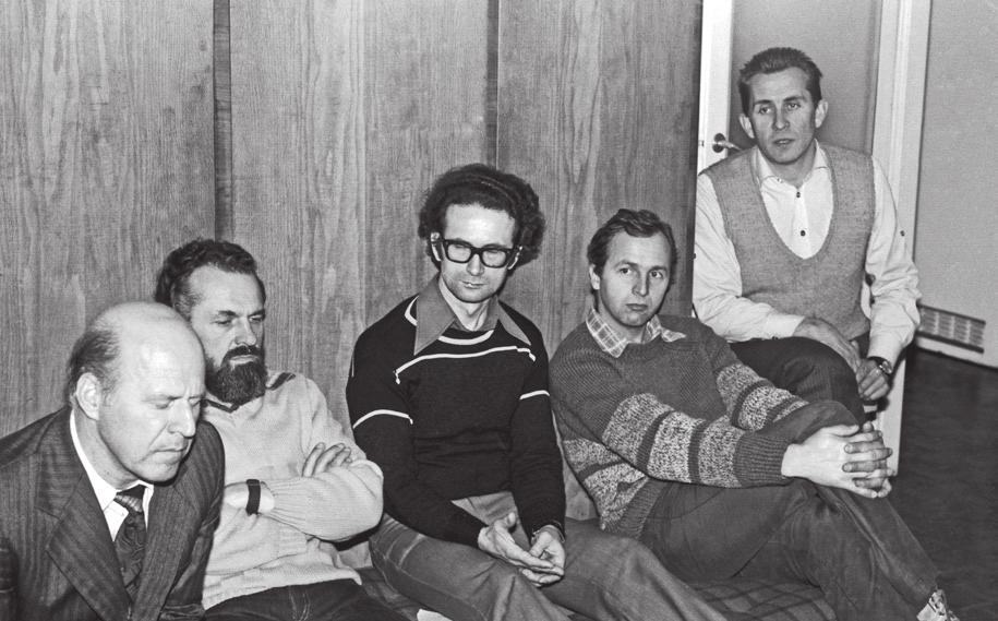 Spotkanie Rady Sygnatariuszy ROPCiO w mieszkaniu Kazimierz Janusza, listopad 1979 r. Od lewej: Kazimierz Janusz, Kazimierz Świtoń, Andrzej Woźnicki, Marek Myszkiewicz- -Niesiołowski, Andrzej Czuma.