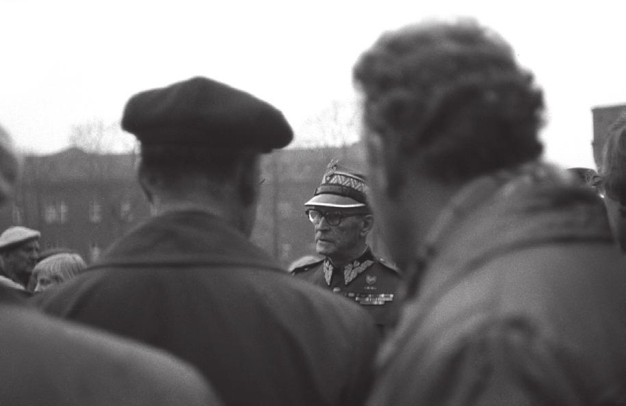 Obchody 60. rocznicy odzyskania niepodległości w Krakowie. Generał Mieczysław Boruta- -Spiechowicz po wyjściu z krypty marsz. Józefa Piłsudskiego na Wawelu, 11 XI 1978 r. Fot.