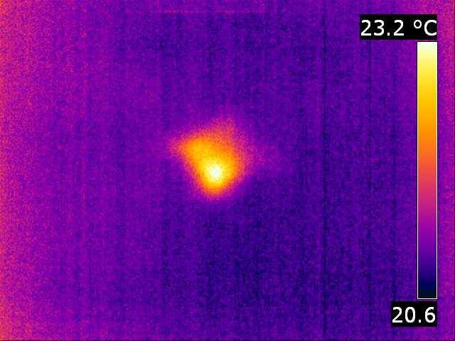 powierzchni piasku po 3-minutowym nagrzewaniu. Ciepła plamka na środku termogramu wskazuje minę PMN-2 Fig. 6.