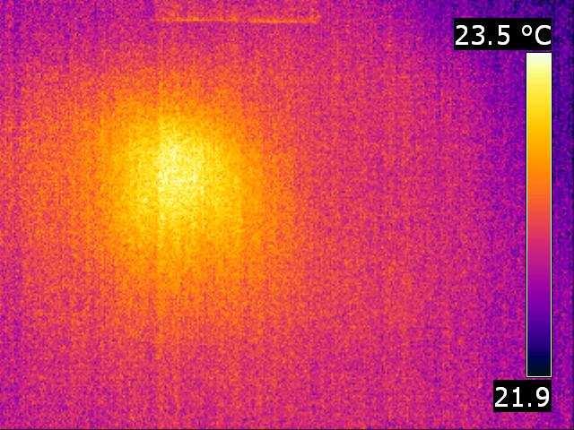 Cieplejsza plama wskazuje połoŝenie miny PMN-2, b) zdjęcie termowizyjne zrobione 10 minut po zakończeniu nagrzewania.