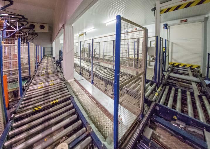 Stanowisko wejścia znajduje się w dolnej części budynku, następnie produkty są transportowane na