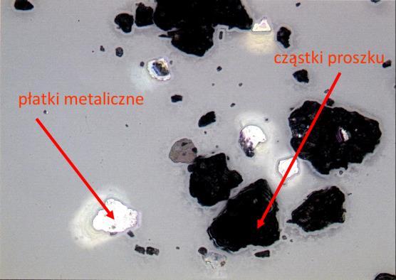 wytłaczane w jednym procesie z farbą proszkową mieszane na sucho mieszane w procesie łączenia (bonding u) Najprościej wydawałoby się jest dosypać pigment metaliczny do reszty składników farby