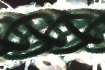 1e) uwidoczniło luźne ułożenie pasm włókien wewnątrz nici oraz liczne wolne przestrzenie pomiędzy przeplatającymi się pasmami.