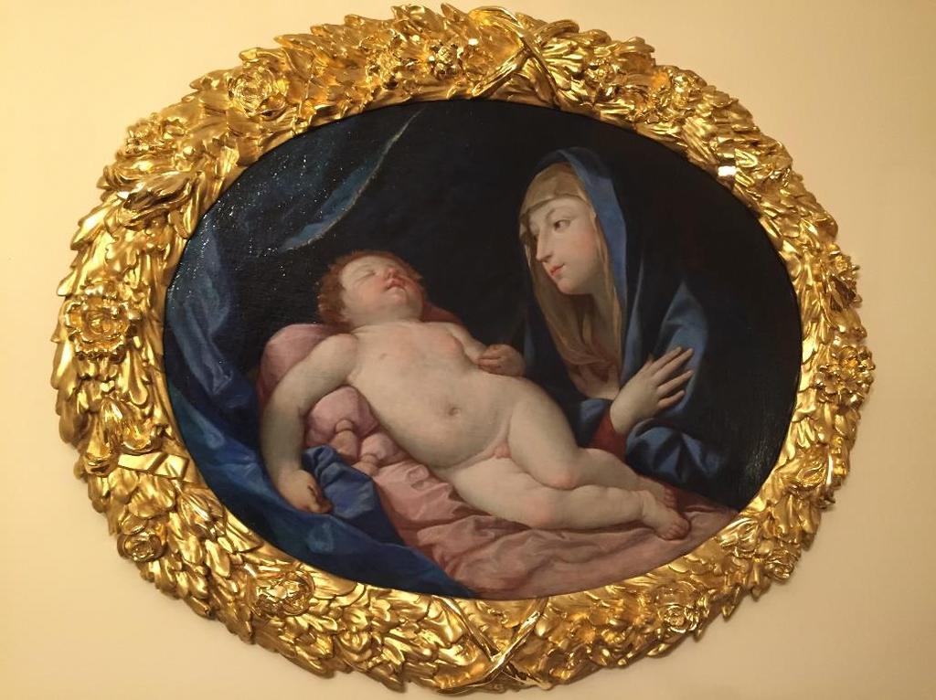 Obraz przedstawia Dzieciątko Jezus zatopione w śnie i pochyloną oraz zapatrzoną w swojego Syna Matkę Bożą. Dzieciątko jest w pozycji leżącej w lekkim skręcie tułowia w lewą stronę.