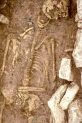 Археологија Већ поменуто паљевинско и костурно покапање кључно је за праћење развоја Словена, а костурни укоп блиско је повезан не само с покрштавањем, већ и с моћним Аварским каганатом, јер су