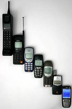 Technologia produkcji mikro wyprasek MINIATURYZACJA wszystko coraz mniejsze: Rozwój telefonów 1983 więcej funkcji przy równoczesnej redukcji