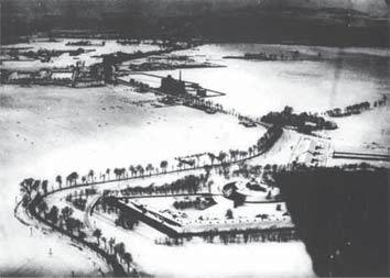 W latach 1916-1917 wzniesiono zespół koszar lotniczych przy obecnej ul.