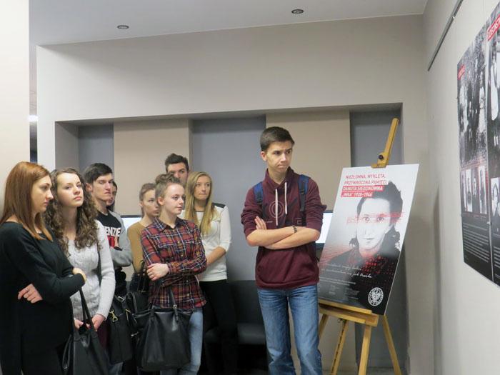Uczniowie podczas zwiedzania wystawy Kilkoro uczniów naszej szkoły wzięło udział w Biegu Pamięci Żołnierzy Wyklętych "Tropem Wilczym", który odbył się w Parku Miejskim w Kielcach.