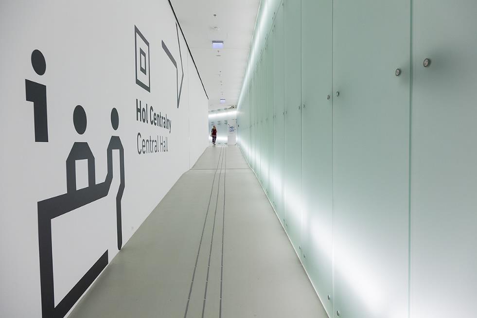 Przykład Muzeum Śląskie w Katowicach Ścieżka prowadząca stanowiąca integralną część podłogi. Źródło zdjęcia: http://secundum.pl/muzeum-slaskie-w-katowicach-schodzimy-ii/ [dostęp: 25.10.