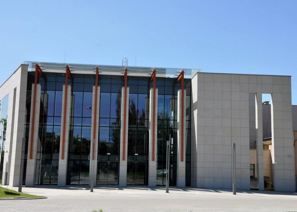 Widok fasady sali koncertowej budynek w pełni dostępny dla osób z niepełnosprawnościami (źródło