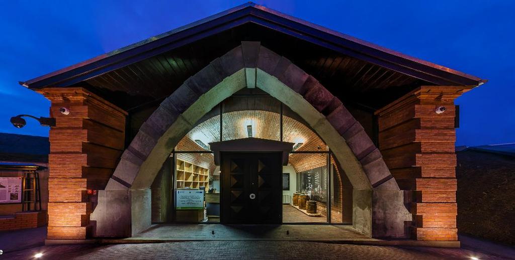 Przykład Muzeum Fortyfikacji i Broni Arsenał Oddział Muzeum Zamojskiego w Zamościu Wejście do budynku pozbawione progów i podjazdów. Brak wycieraczki przed wejściem.