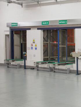 Automatycznie sterowane samojezdne wózki (AGV Automated Guided Vehicle) odbierają palety i umieszczają je na przenośnikach wejściowych.