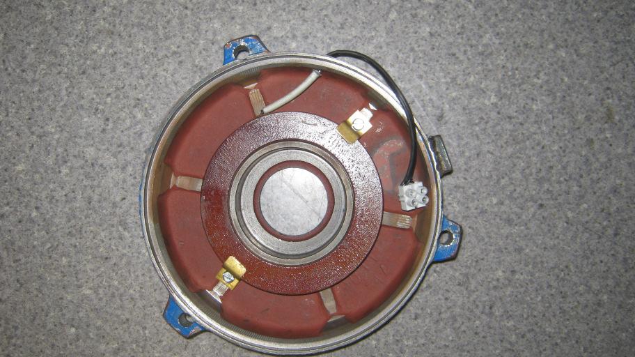 148 Maszyny Elektryczne - Zeszyty Problemowe Nr 2/2016 (110) Dodatkowo, w przypadku wystąpienia defektu wirnika lub stojana, strumień poosiowy jest nie tylko powodem dodatkowych strat w maszynie, ale