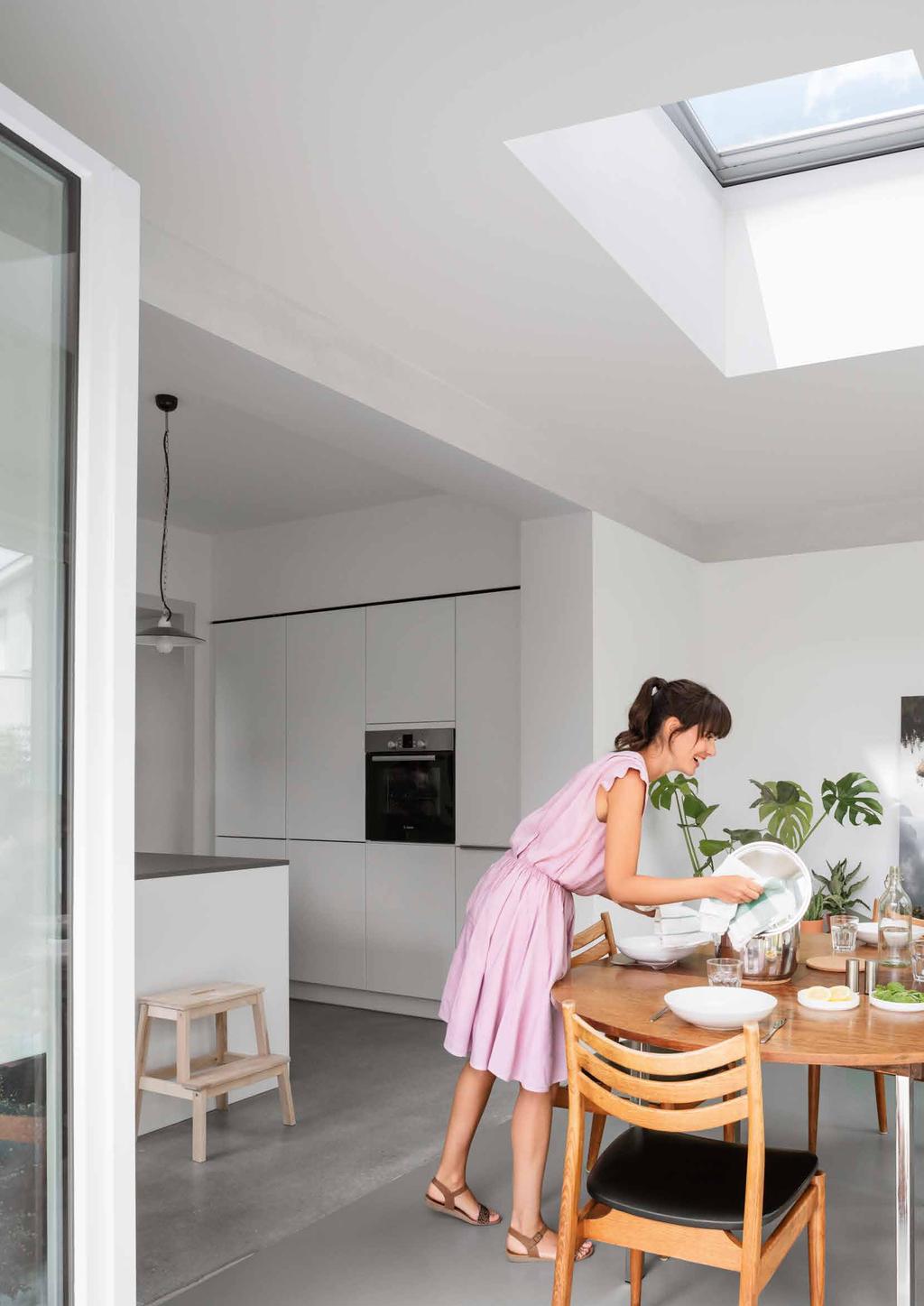 Nowa jakość w płaskim dachu Teraz Twój dach może się otworzyć na naturalne światło i świeże powietrze Okno VELUX do dachu płaskiego jest doskonałym sposobem na wpuszczenie naturalnego światła i