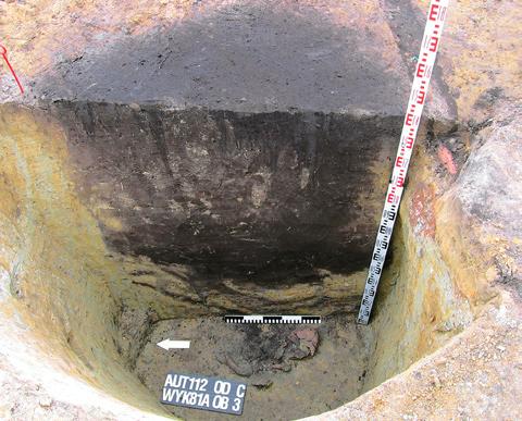 Seroczyński) Fig. 16. Ludwinowo, site 7, Włocławek commune, kujawskopomorskie voivodeship. A skeletal grave of the Stroked Pottery culture (photo by Z.