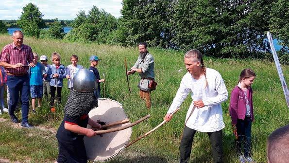 Oto skrót tekstu Konrada Strogobora Kowalczyka na ten temat Chcemy wznowić wielowiekowy przekaz Nad jeziorem wstaje dzień. W spokojnej tafli wody odbija się palisada grodu.