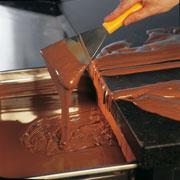 Zauważysz, że tworzą się górki, gdy czekolada będzie spływać z łopatki.