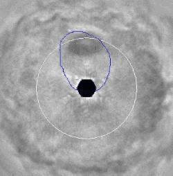 Ciemna plama (Cassini, 2000) biegun północny Plama płaska powstała w stratosferze może efekt uboczny zórz polarnych wysokoenergetyczne elektrony rozbijają cząsteczki CH4, przekształcając je w