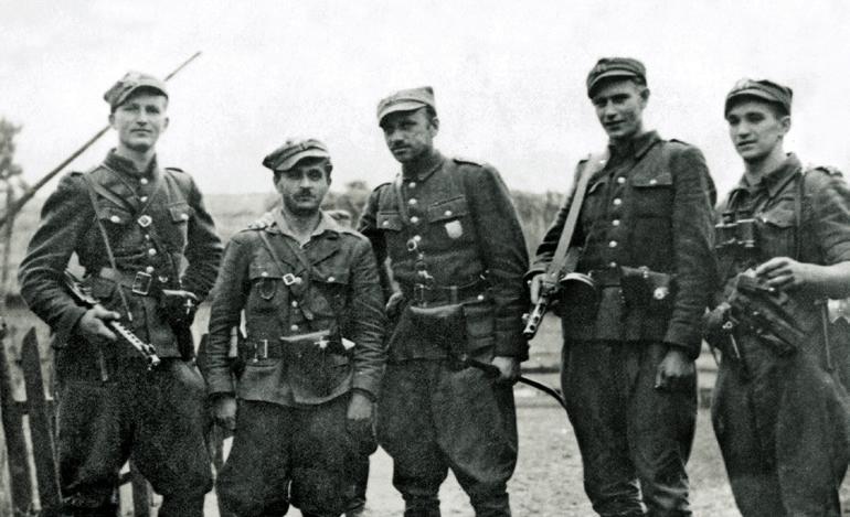 Major Zygmunt Szendzielarz Łupaszka (w środku) i jego podkomendni (od lewej): Henryk Wieliczko Lufa, Marian Pluciński Mścisław, Jerzy Lejkowski Szpagat i Zdzisław Badocha Żelazny ZYGMUNT SZENDZIELARZ