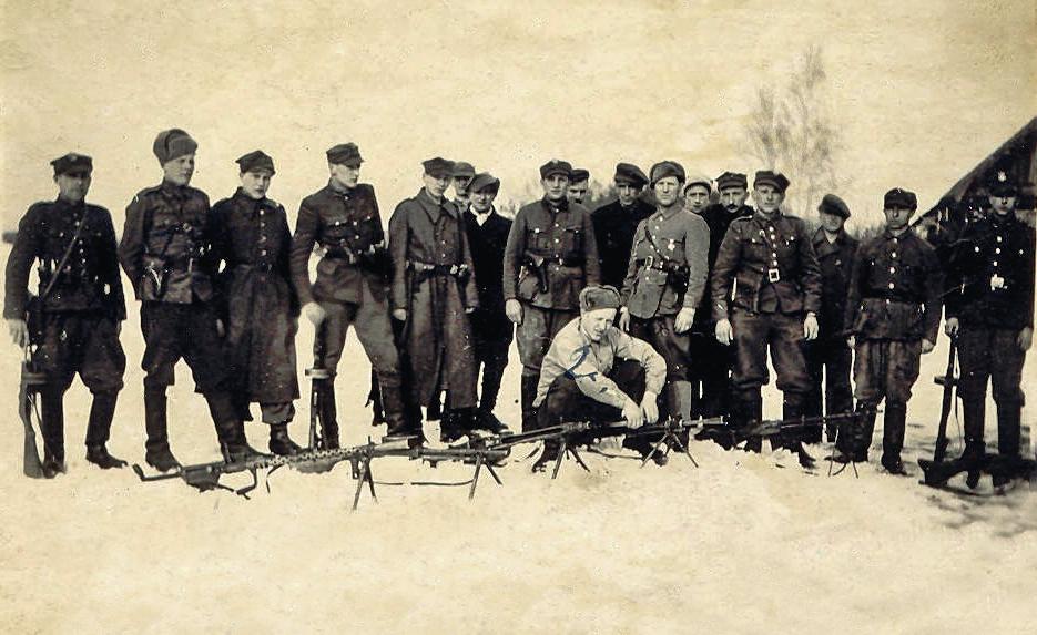 Żołnierze z oddziału ppor. Jastrzębia (dowódca siedzi), styczeń 1946 r. Leon Taraszkiewicz (1925 1947) ps. Jastrząb W 1940 r.