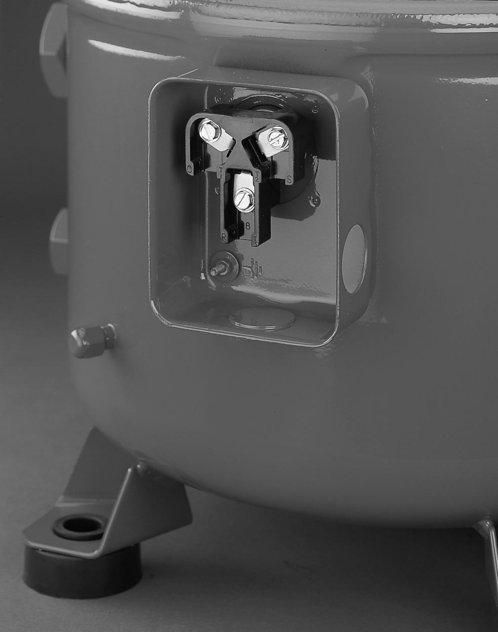 V (60 Hz) 9 380 V / 3 / 60 Hz 342 418 V Przyłącze konektorowe 1/4 AMP-AWE Uziemienie Modele: NTZ048 - NTZ068 - NTZ096 - NTZ108 - NTZ136 Zaślepka Ø 21 mm Stopień ochrony IP 55 (z dławikiem) Ø 21 mm