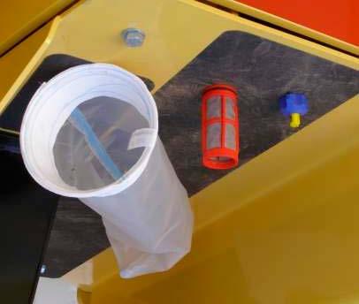 silnikowego System blokujący (Interlock) Lampka ostrzegawcza, temperatura Punkty podnoszenia silnika Tablica przyrządów z osłoną Lampka ostrzegawcza, niski Ciśnieniowy układ zraszania poziom paliwa
