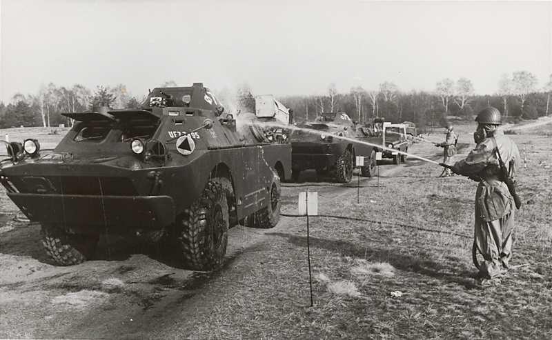 Fot. 6. Po wykonaniu zadania przez pododdział ppor. Romana Mazarskiego w terenie skaŝonym opancerzone samochody rozpoznawcze BRDM-2 poddano dezaktywacji. W II poł. XX w.