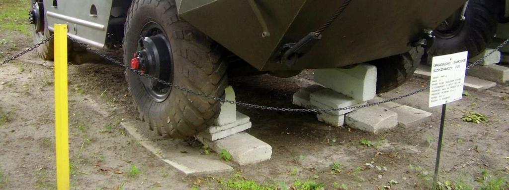 Mimo, Ŝe FUG charakteryzował się bardziej przemyślaną konstrukcją układu napędowego niŝ radziecki odpowiednik, to miał istotną wadę, jaką był brak stałego uzbrojenia.