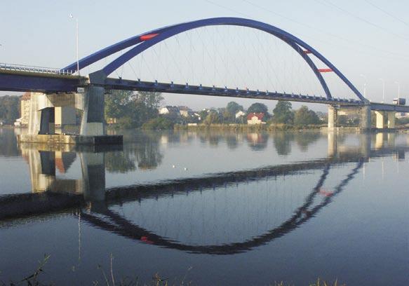 Nowoczesne rozwiązania materiałowe i konstrukcyjne w mostownictwie Fot. 1. Most przez Dziwnę w Wolinie stalowy łuk o rozpiętości 165 m 1.