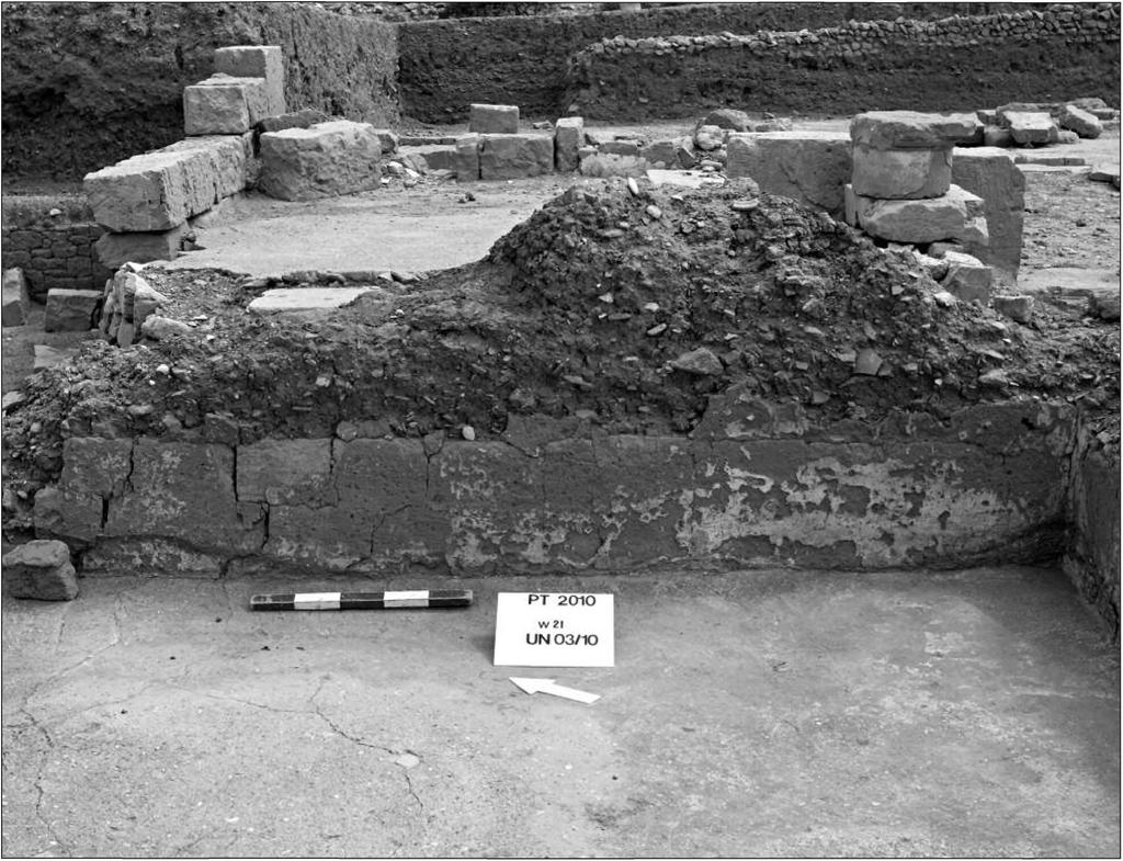 support for joists/4 By contrast, the space above the stone wall socle and between the pillars was filled with compacted soil with a large amount of clay.