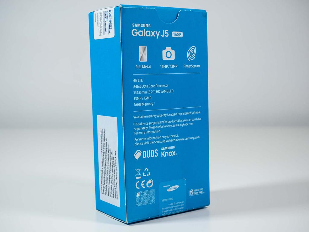 Budowa 5- Trzeba przyznać, że Samsung Galaxy J5 2017 bardzo wyróżnia się jakością wykonania i nie przypomina większości smartfonów w swojej cenie. Do redakcji trafił akurat model w kolorze złotym.