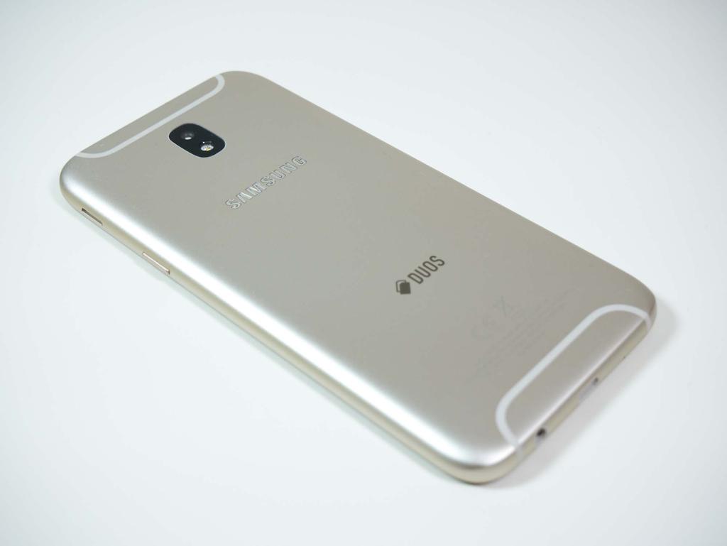 Wyświetlacz 5+ Ekran to największa zaleta Galaxy J5 2017. Mało który telefon w tym przedziale cenowym może zaoferować ekran Super AMOLED, a Galaxy J5 2017 ma właśnie wyświetlacz w tej technologii.