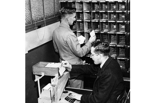 Relacje według von Neumanna próba rekonstrukcji System nerwowy i sprzęt komputerowy są maszynami liczącymi Operują różnymi językami, co jest wynikiem historii ewolucyjnej (silny element konwencji)