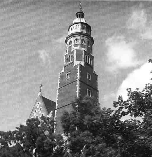 BAZYLIKA SERCA JEZUSA OO. JEZUITÓW. Monumentalny kościół jezuitów postawiony został w latach 1909 1921 według projektu znanego architekta Franciszka Mączyńskiego. W roku 1921 kościół konsekrowano.