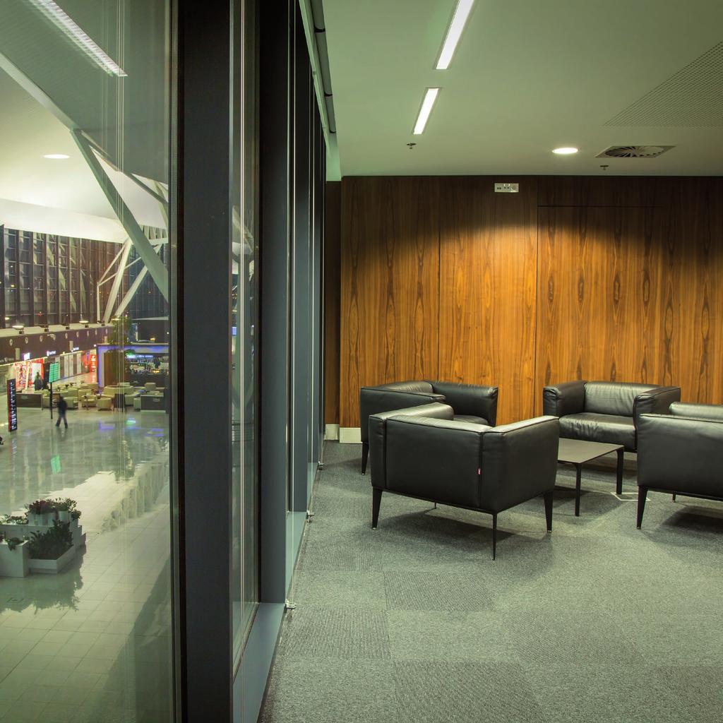 Druga sala, zlokalizowana na I piętrze terminalu charakteryzuje się nie tylko pojemnością przekraczającą 50 osób oraz komfortowym lobby, ale również niepowtarzalnym widokiem zarówno na halę