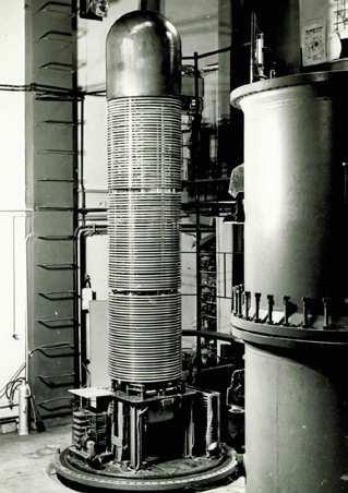 Ładunek do elektrody jest donoszony przy pomocy izolacyjnego ruchomego pasa.