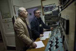 Participants in the Sympodium to celebrete 40 years of operation of the Lech accelerator Od chwili uruchomienia, akcelerator przechodził ciągłe procesy modyfikacji i ulepszeń, rezultatem