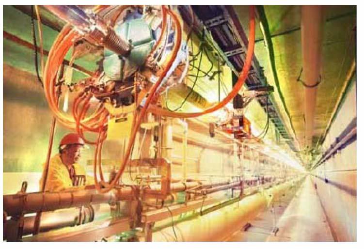 Elektronowe akceleratory liniowe W praktyce do przyspieszania e ± stosuje się częstości z zakresu mikrofalowego ( rzędu 1GHz ) Rury sa wnękami rezonansowymi zasilanymi przez ciąg klistronów, wewnątrz