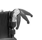 3.). Regolazione della sede del bracciolo La rigidità della sede del bracciolo può essere regolata (stretta/allentata) mediante le viti () - (Fig. 4.3.). Fig. 4.3. Fig. 4.3. Maniglie di spinta Maniglie di spinta regolabili in altezza Grazie ad un perno le maniglie di spinta non possono staccarsi involontariamente.