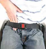Supporto laterale anteriore (cintura pelvica) La cintura pelvica deve essere fissata in modo che la cinghia si trovi ad un angolo di circa 45 gradi attorno alla vita dell'utente.