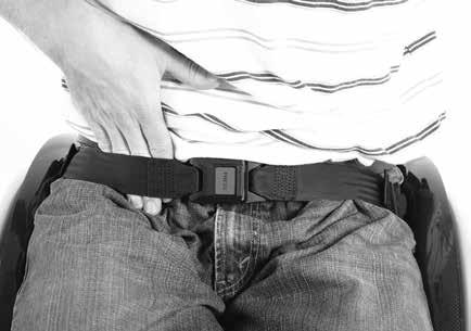 Opzioni - Cintura pelvica (continua) Fig. 59 Quando si allaccia la cintura, controllare lo spazio tra la cintura e l'utente.