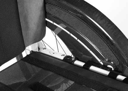 Opzioni Seduta Fig. 2.2 Rivestimento della seduta Per regolare la tensione del rivestimento della seduta, utilizzare le apposite cinghie.