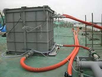 PTJ PROBLEMY OCZYSZCZANIA WODY... / Water purification... 35 Rys. 2. System oczyszczania wody zastosowany w elektrowni jądrowej Fukushima (Toshiba, AREVA, KURION) Fig. 2. Water purification system used in the Fukishima power plant Zbiorniki pośrednie zastępujące tymczasowe.