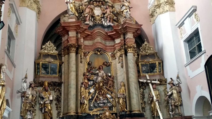 Ołtarz główny widoczny dla wiernych.