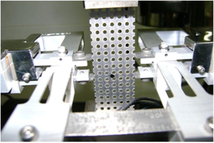 Elongation measurement in the elastic range on the Instron 5566 strength tester using a biaxial extensometer Podczas określania modułu Younga blachy perforowanej bardzo istotne było, aby obydwie pary