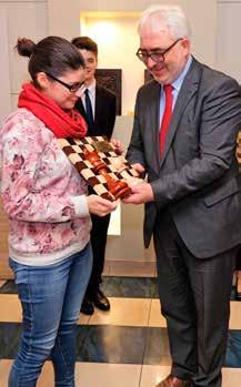 szachistów wręczył Anastazjii Bodnaruk nagrodę za