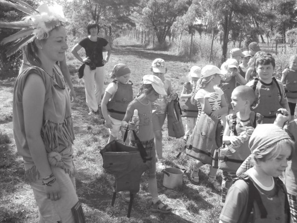 152 Magdalena Kugiejko Rycina 2. Poszukiwacze skarbów wraz z opiekunami w wielokulturowych strojach Źródło: własna dokumentacja.